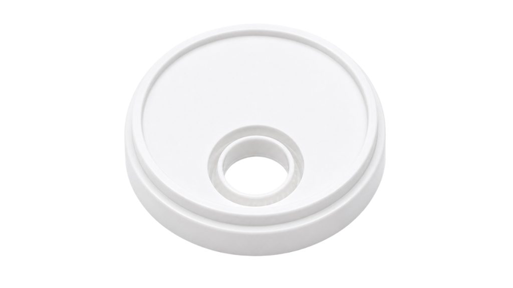Tapa plástica cilíndrica de color blanco sólido fabricada con pellets precoloreados de alta pureza de Tekniset, mostrando un acabado estético impecable.